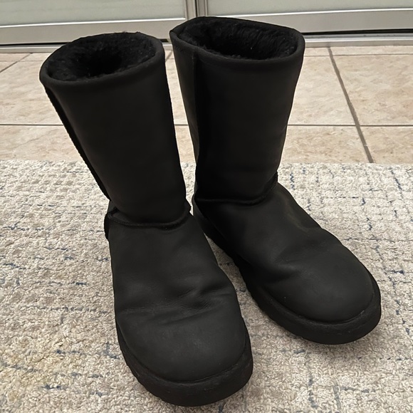 UGG Shoes - UGGS Classic Boot Short II